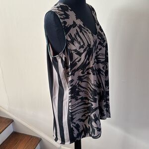 Vince Camuto tan/black abstract front, striped back crepe high-low hem top. Med